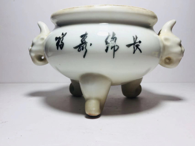 古玩陶瓷民國解放初淺洚彩山水人物白釉獸耳香爐拍賣,當前價格0元