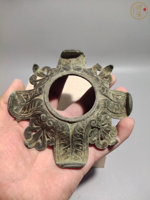 古玩銅器元末明初銅刻花鳳尾形承足拍賣，當(dāng)前價格48000元