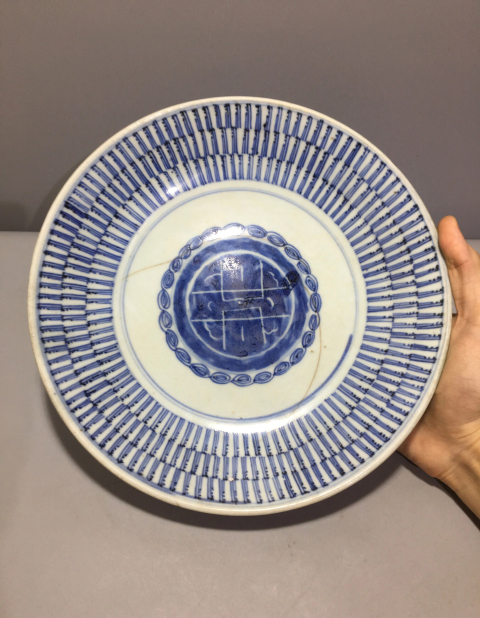 古玩陶瓷(清中期)青花萬壽紋大盤拍賣,當前價格0元