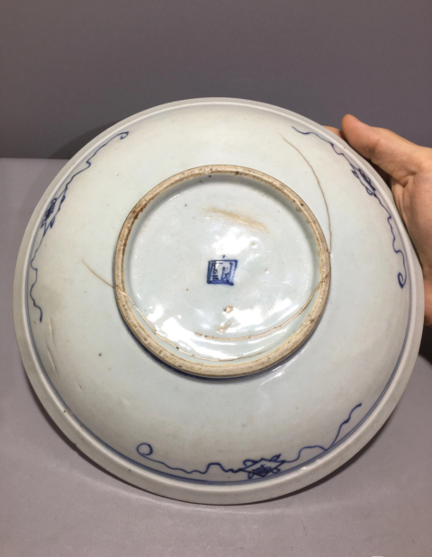 古玩陶瓷(清中期)青花萬壽紋大盤拍賣,當前價格0元