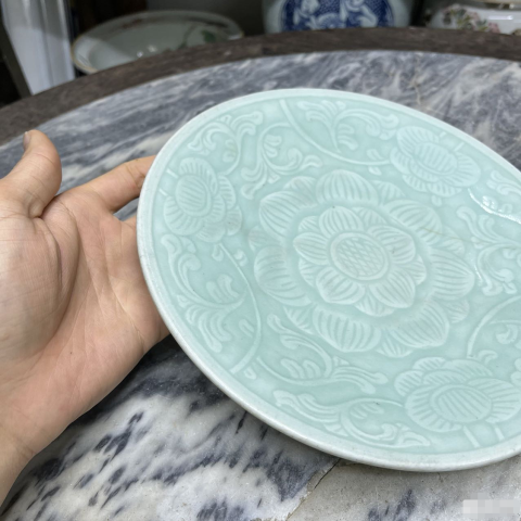 古玩陶瓷清中期粉青釉刻花花卉紋盤拍賣，當前價格1188元