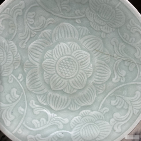 古玩陶瓷清中期粉青釉刻花花卉紋盤拍賣，當前價格1188元