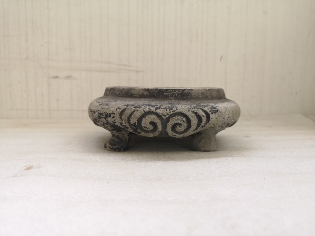 古玩陶瓷清早期四足刻花硯臺拍賣，當(dāng)前價格850元