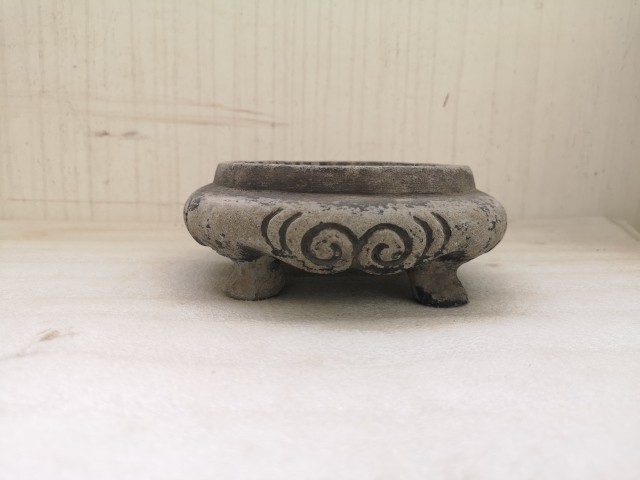 古玩陶瓷清早期四足刻花硯臺拍賣，當(dāng)前價格850元