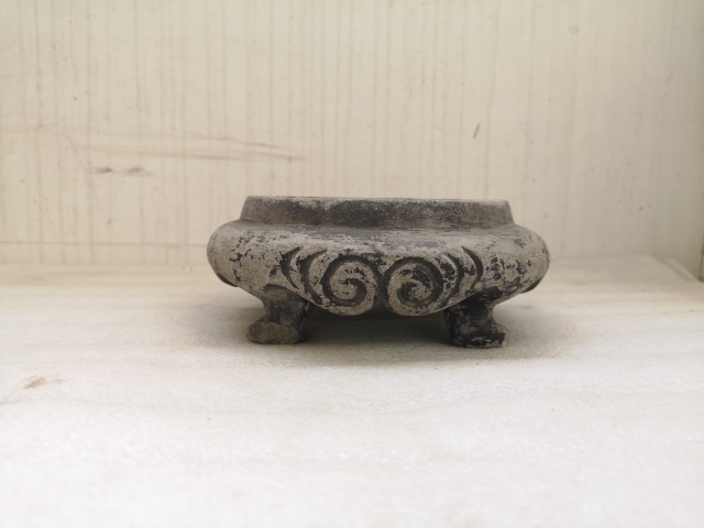 古玩陶瓷清早期四足刻花硯臺拍賣，當(dāng)前價格850元