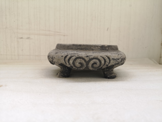 古玩陶瓷清早期四足刻花硯臺拍賣，當(dāng)前價格850元