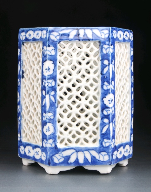 古玩陶瓷放漏     青花鏤空筆筒拍賣，當(dāng)前價(jià)格1980元