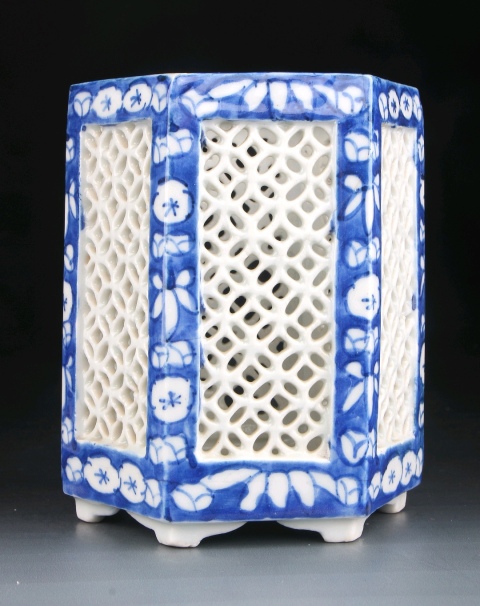 古玩陶瓷放漏     青花鏤空筆筒拍賣，當(dāng)前價(jià)格1980元