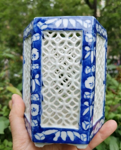 古玩陶瓷放漏     青花鏤空筆筒拍賣，當(dāng)前價(jià)格1980元
