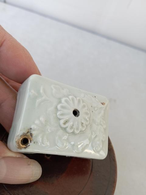 古玩陶瓷白釉印花花卉紋硯滴拍賣,當前價格1200元