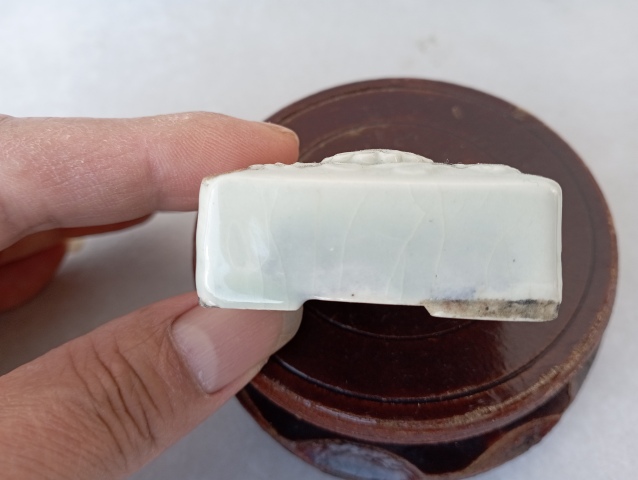 古玩陶瓷白釉印花花卉紋硯滴拍賣,當前價格1200元