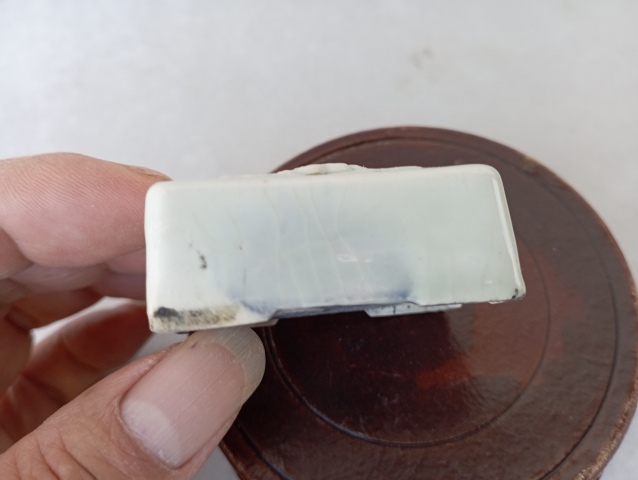 古玩陶瓷白釉印花花卉紋硯滴拍賣,當前價格1200元