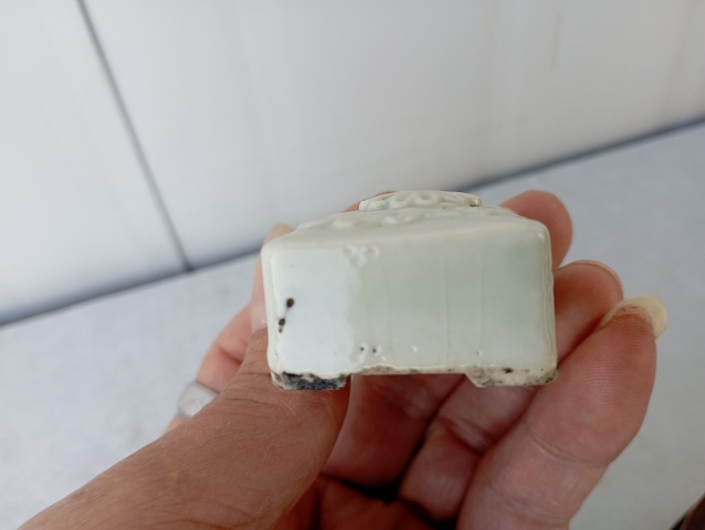古玩陶瓷白釉印花花卉紋硯滴拍賣,當前價格1200元