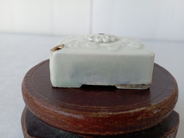 古玩陶瓷白釉印花花卉紋硯滴拍賣,當前價格1200元