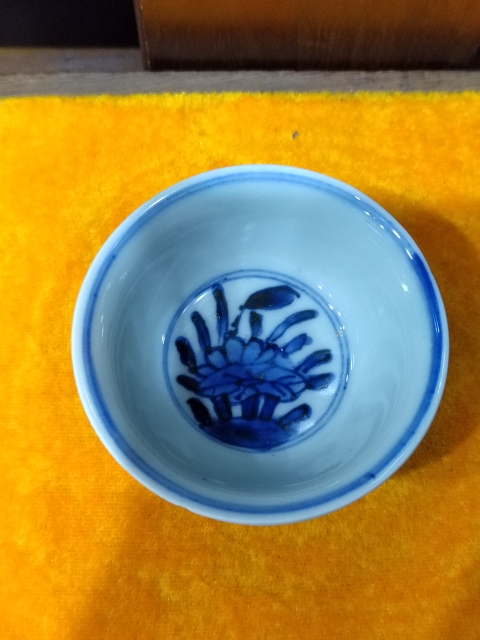 古玩陶瓷外醬釉內青花杯盤拍賣，當前價格3200元