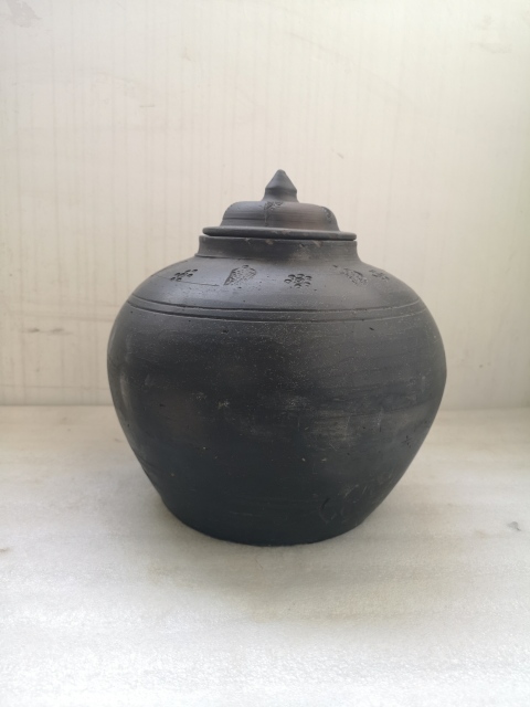 古玩陶瓷黑陶印花蓋罐拍賣,當前價格680元
