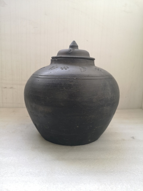 古玩陶瓷黑陶印花蓋罐拍賣,當前價格680元