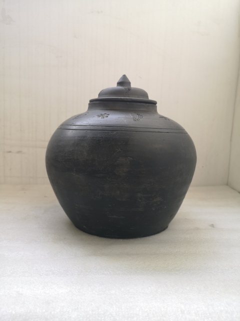 古玩陶瓷黑陶印花蓋罐拍賣,當前價格680元