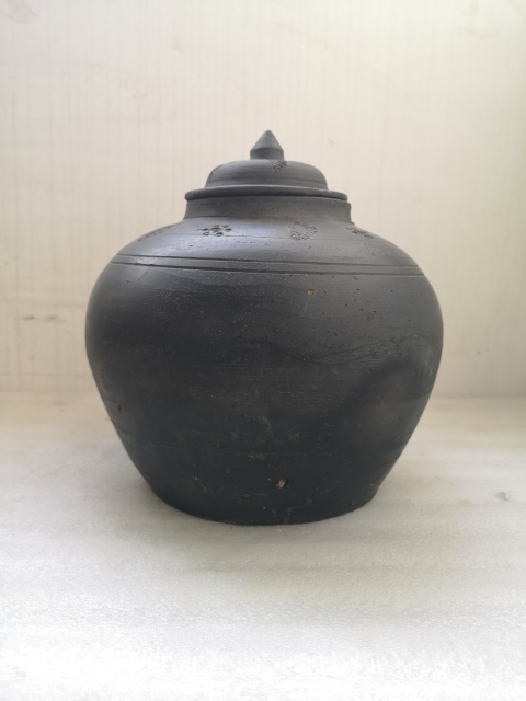 古玩陶瓷黑陶印花蓋罐拍賣,當前價格680元