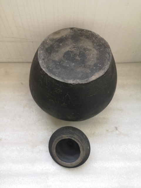 古玩陶瓷黑陶印花蓋罐拍賣,當前價格680元