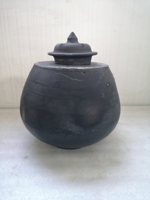 古玩陶瓷黑陶印花蓋罐拍賣,當前價格680元