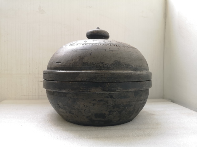 古玩陶瓷灰陶印花蓋盆拍賣，當前價格1100元