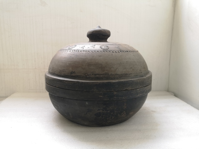 古玩陶瓷灰陶印花蓋盆拍賣，當前價格1100元