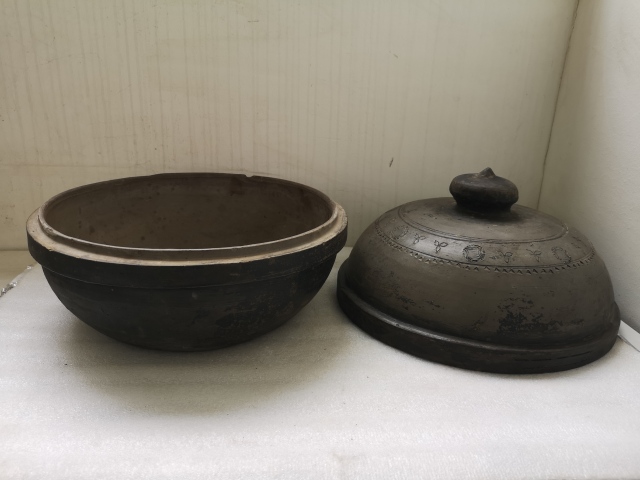古玩陶瓷灰陶印花蓋盆拍賣，當前價格1100元