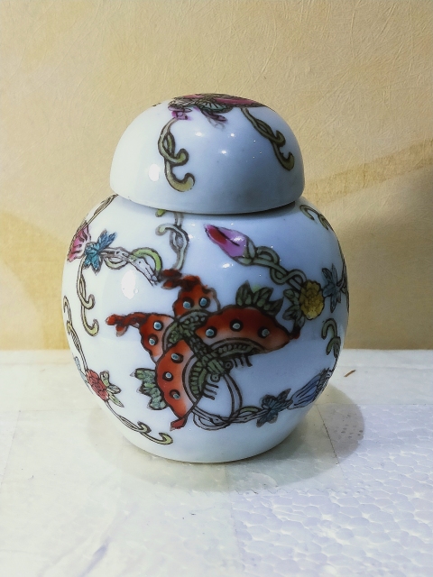 古玩陶瓷粉彩蝶戀花紋蓋罐拍賣,當(dāng)前價(jià)格386元
