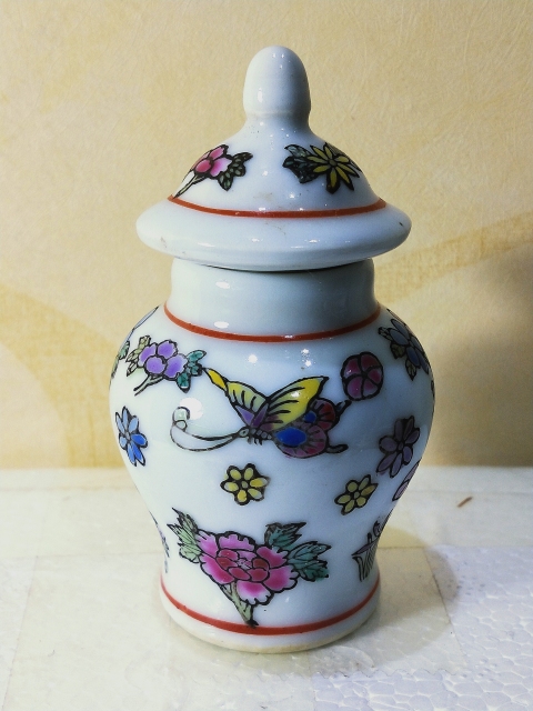 古玩陶瓷粉彩蝶戀花紋蓋罐拍賣,當(dāng)前價(jià)格386元
