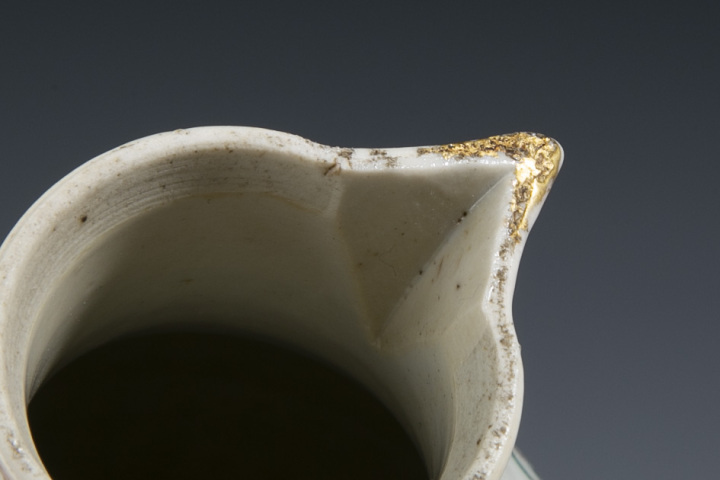 古玩陶瓷清乾隆·精品廣彩描金徽章紋奶壺拍賣，當前價格1700元