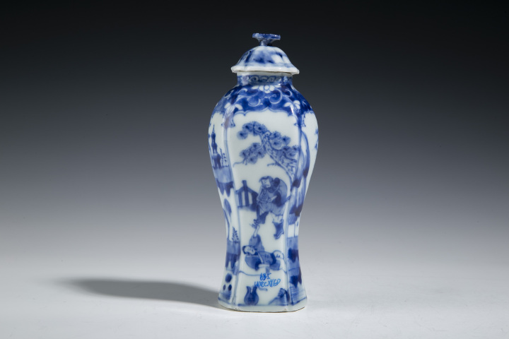 中国　大清康熙年製　青花　山水人物文　花瓶　壷　時代箱　M　R8748 fit=scale-down,w=1200
