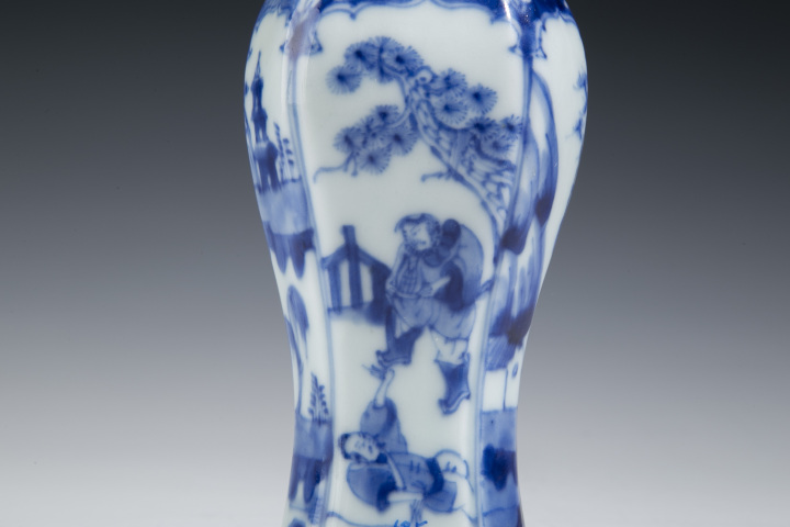 中国　大清康熙年製　青花　山水人物文　花瓶　壷　時代箱　M　R8748 A blue and white 'landscape' rouleau vase, Qing dynasty