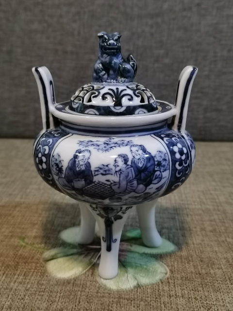 古玩陶瓷【精致朝天耳爐】民國(guó)創(chuàng)匯青花狻猊鏤空朝天耳爐拍賣,當(dāng)前價(jià)格990元