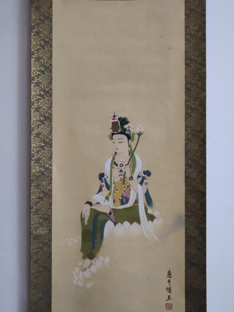 古玩字畫創(chuàng)匯時(shí)期絹本持蓮觀音手工原裱立軸拍賣,當(dāng)前價(jià)格998元