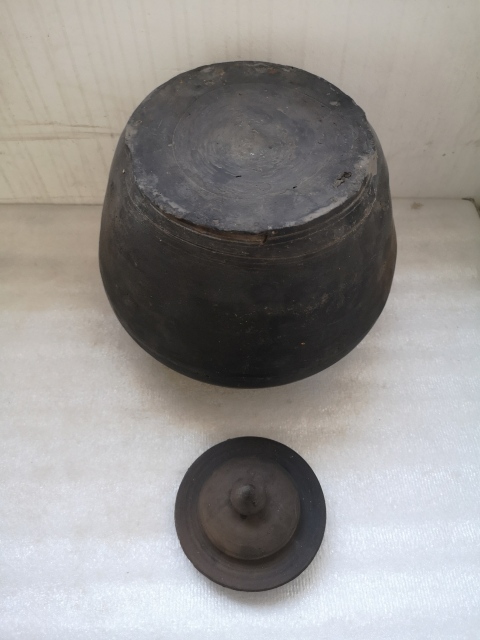 古玩陶瓷灰陶印花蓋罐拍賣，當(dāng)前價格850元