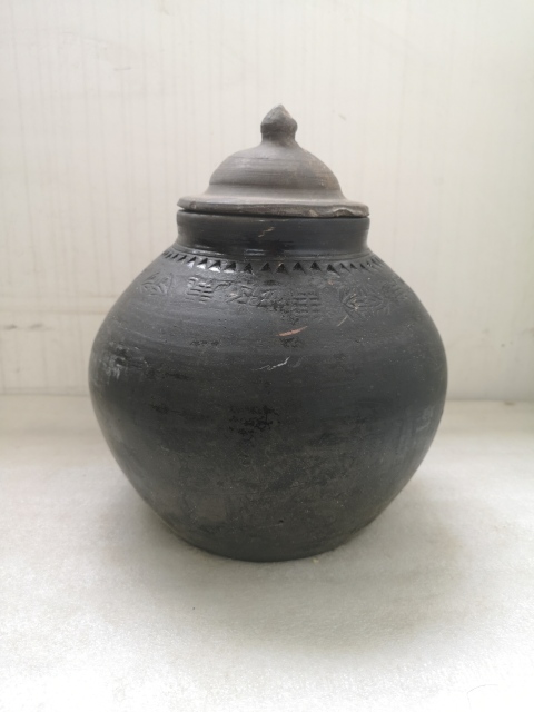 古玩陶瓷黑陶印花蓋罐拍賣,當前價格750元