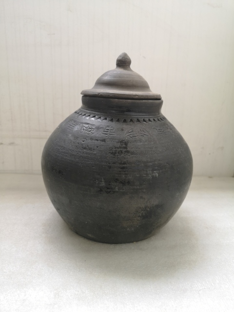 古玩陶瓷黑陶印花蓋罐拍賣,當前價格750元