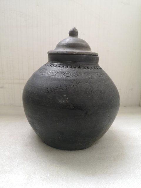 古玩陶瓷黑陶印花蓋罐拍賣,當前價格750元