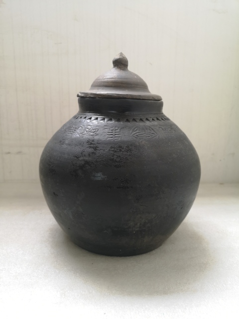 古玩陶瓷黑陶印花蓋罐拍賣,當前價格750元