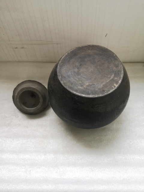 古玩陶瓷黑陶印花蓋罐拍賣,當前價格750元