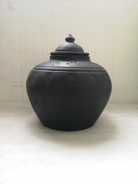 古玩陶瓷黑陶印花蓋罐拍賣,當前價格350元