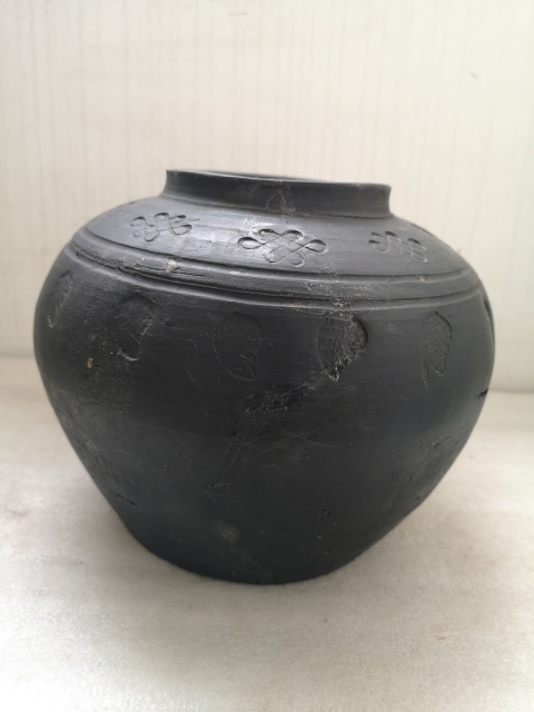 古玩陶瓷黑陶印花蓋罐拍賣,當前價格350元