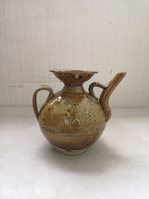 古玩陶瓷福建窯口黃釉印花執(zhí)壺拍賣,當(dāng)前價(jià)格680元