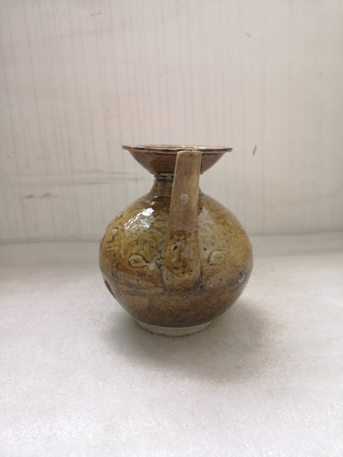 古玩陶瓷福建窯口黃釉印花執(zhí)壺拍賣,當(dāng)前價(jià)格680元