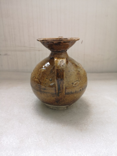古玩陶瓷福建窯口黃釉印花執(zhí)壺拍賣,當(dāng)前價(jià)格680元