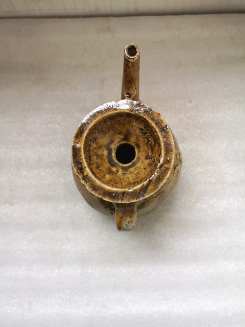 古玩陶瓷福建窯口黃釉印花執(zhí)壺拍賣,當(dāng)前價(jià)格680元