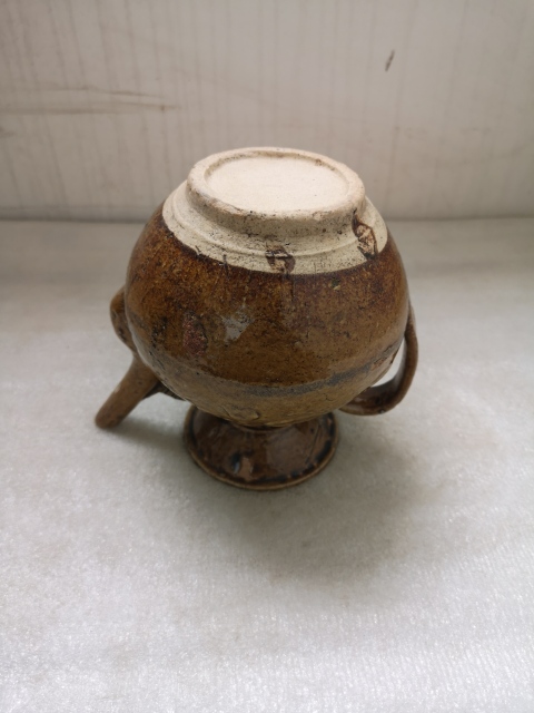 古玩陶瓷福建窯口黃釉印花執(zhí)壺拍賣,當(dāng)前價(jià)格680元