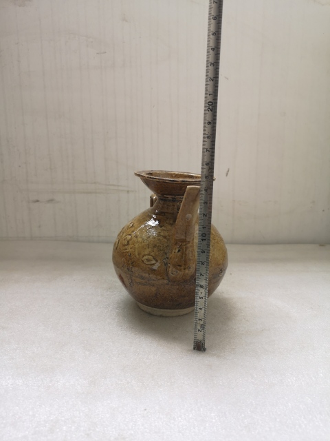 古玩陶瓷福建窯口黃釉印花執(zhí)壺拍賣,當(dāng)前價(jià)格680元
