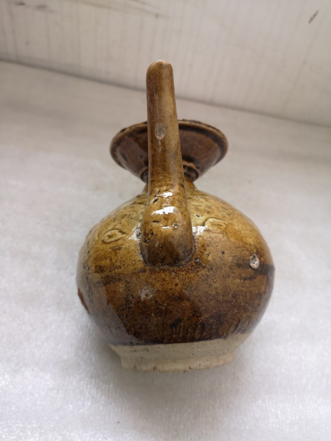 古玩陶瓷福建窯口黃釉印花執(zhí)壺拍賣,當(dāng)前價(jià)格680元